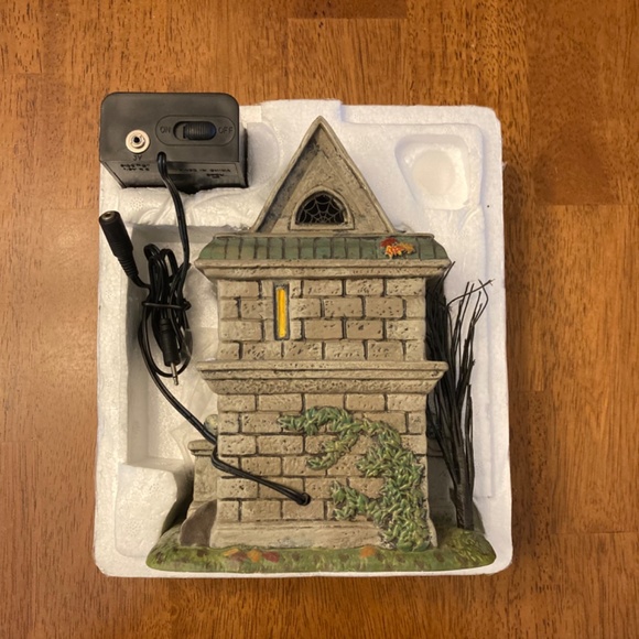 Department 56 Walter and Larry’s Crypt - Picture 2 of 3